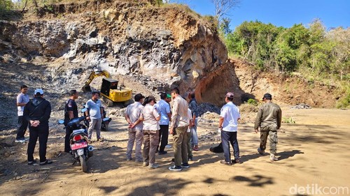 Satpol PP Buleleng menghentikan aktivitas pengerukan lahan yang diduga mengarah pada kegiatan galian C di Banjar Dinas Bingin Banjah, Desa Temukus, Kecamatan Banjar, Rabu (5/8/2026).