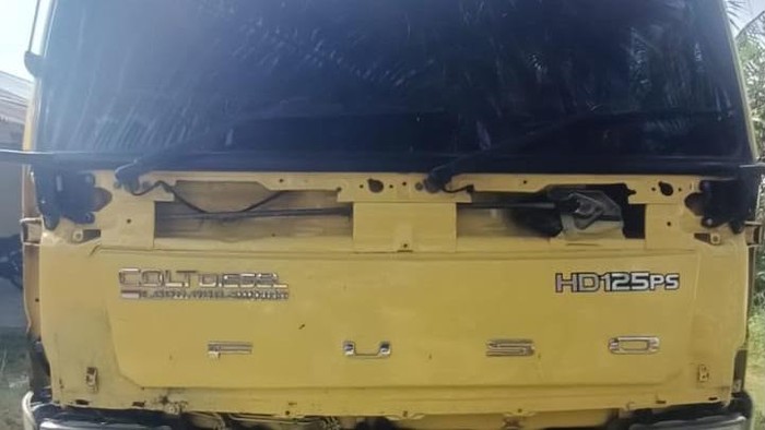 Satreskrim Polres Pelalawan mengamankan truk yang mengangkut 12 meter kubik kayu illegal logging di Jalan Lintas Bono, Pelalawan, Rabu (5/8/2026).