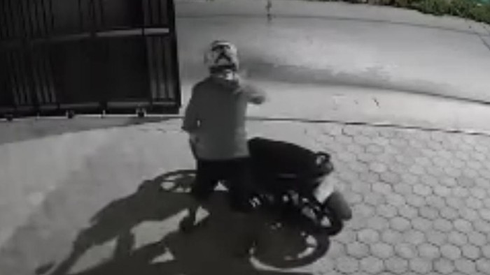 ScreenSeorang pria mencuri sepeda motor di indekos Pinrang, Sulsel, terekam CCTV.