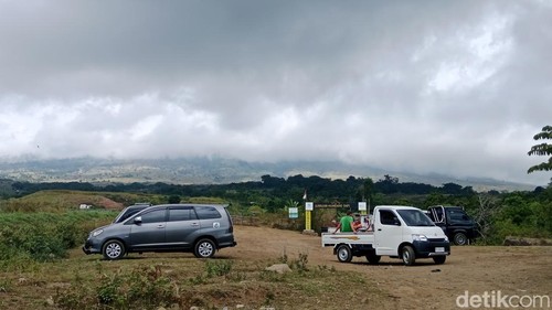 Sopir pikap ketika mengantar dan menjemput tamu di pintu masuk pendakian Gunung Rinjani via Kandang Sapi, Desa Sajang, Kecamatan Sembalun Lombok Timur, NTB, Rabu (5/8/2026) foto (Sanusi Ardi W/detikBali)