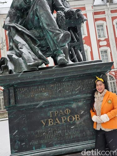 Sosok Riskafiani, mantan pramugari dan pegawai Pemda Bogor yang kini melanjutkan studi S2 di Saint Petersburg State University lewat beasiswa Pemerintah Rusia. Sosok Riskafiani, mantan pramugari dan pegawai Pemda Bogor yang kini melanjutkan studi S2 di Saint Petersburg State University lewat beasiswa Pemerintah Rusia.