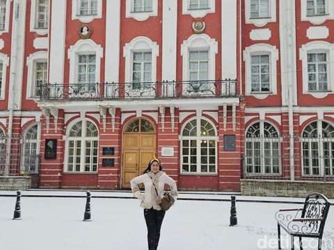 Sosok Riskafiani, mantan pramugari dan pegawai Pemda Bogor yang kini melanjutkan studi S2 di Saint Petersburg State University lewat beasiswa Pemerintah Rusia. Sosok Riskafiani, mantan pramugari dan pegawai Pemda Bogor yang kini melanjutkan studi S2 di Saint Petersburg State University lewat beasiswa Pemerintah Rusia.