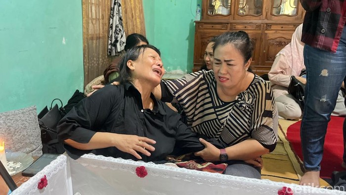 Suasana rumah duka wanita eks istri polisi di Medan yang diduga bunuh diri. (Finta Rahyuni/detikSumut)