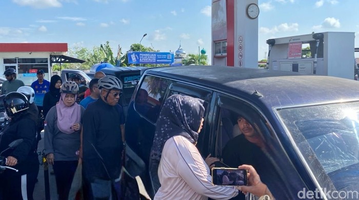 Suasana SPBU di Pangkalan Bun masih terus mengular hingga 1 km di lajur mobil.