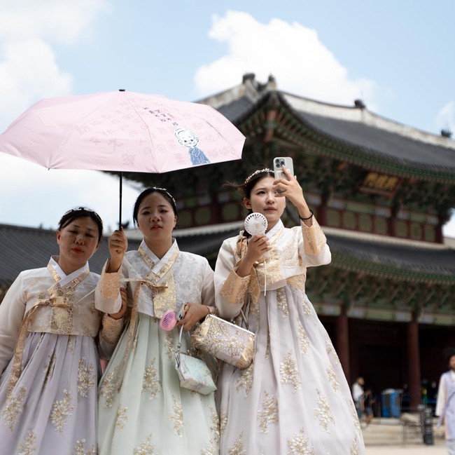 Suhu Ekstrem di Seoul Tak Surutkan Antusiasme Wisatawan