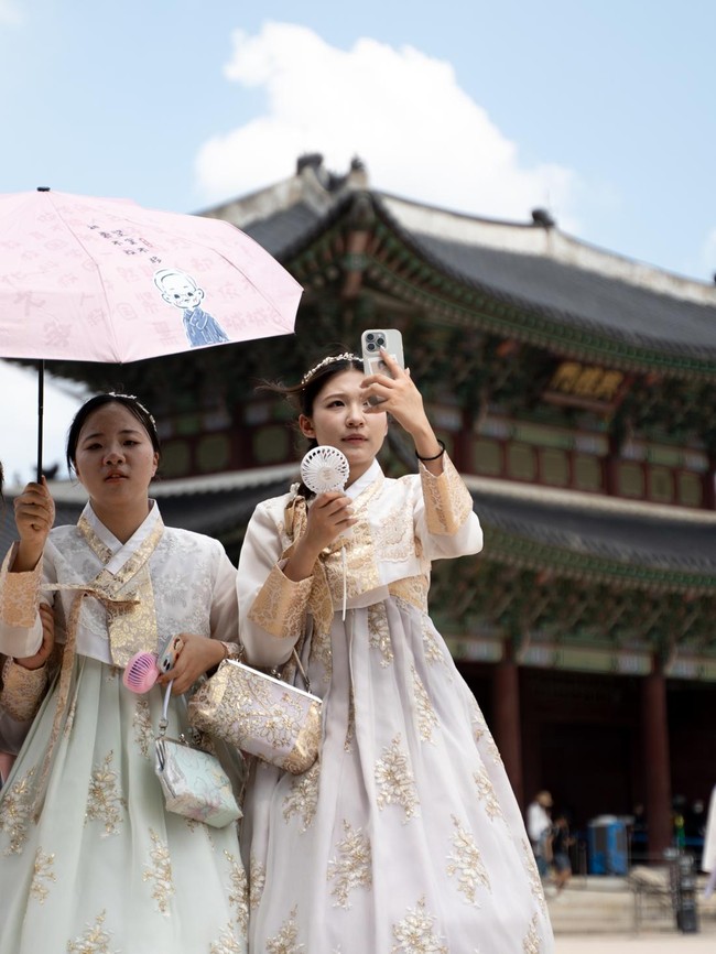 Suhu Ekstrem di Seoul Tak Surutkan Antusiasme Wisatawan
