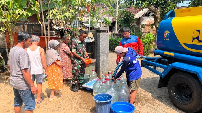 Suplai air bersih untuk masyarakat terdampak kekeringan di Trenggalek.