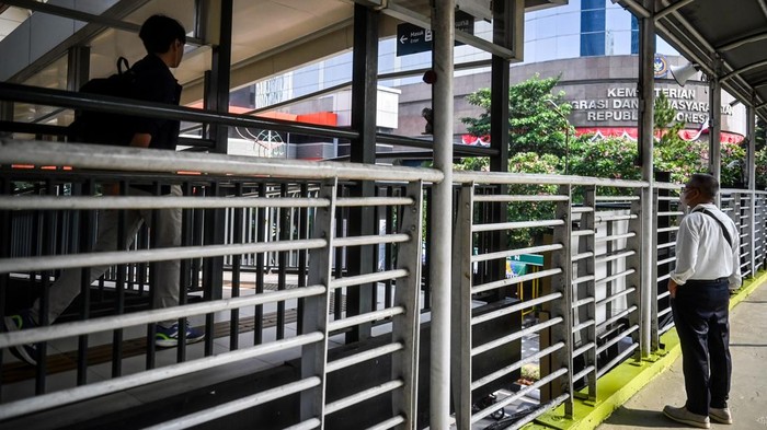 Warga melintas di JPO Rasuna Said, Jakarta, Rabu (5/8/2026). Pemprov DKI Jakarta akan menghubungkan dua JPO milik Pemprov DKI dengan JPO milik LRT Jabodebek yang berdekatan guna menciptakan konektivitas yang lebih baik serta meningkatkan kemudahan dan kenyamanan mobilitas pejalan kaki. ANTARA FOTO/Rivan Awal Lingga