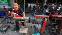 Petugas Bidang Metrologi Dinas Perdagangan dan Perindustrian Kota Kediri melakukan tera ulang timbangan dan alat ukur milik pedagang di Pasar Setonobetek, Kota Kediri, Jawa Timur, Rabu (5/8/2026). ANTARA FOTO/Prasetia Fauzani