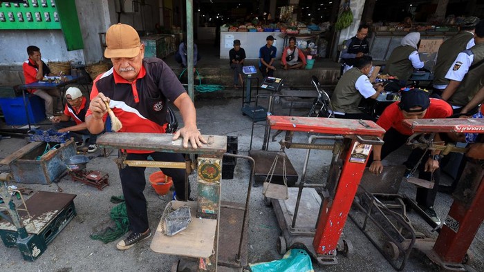 Petugas membersihkan timbangan sebelum dilakukan tera ulang di Pasar Setonobetek, Kota Kediri, Jawa Timur, Rabu (5/8/2026). Tera timbangan dan alat ukur milik pedagang pasar tradisional tersebut dilakukan setahun sekali guna melindungi konsumen agar mendapatkan hasil penimbangan atau pengukuran yang akurat dalam transaksi perdagangan. ANTARA FOTO/Prasetia Fauzani/nz
