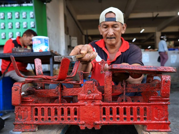 Petugas membersihkan timbangan sebelum dilakukan tera ulang di Pasar Setonobetek, Kota Kediri, Jawa Timur, Rabu (5/8/2026). Tera timbangan dan alat ukur milik pedagang pasar tradisional tersebut dilakukan setahun sekali guna melindungi konsumen agar mendapatkan hasil penimbangan atau pengukuran yang akurat dalam transaksi perdagangan. ANTARA FOTO/Prasetia Fauzani/nz