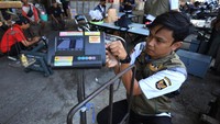 Dalam pelaksanaannya, petugas memeriksa kondisi timbangan, menguji tingkat ketepatan hasil pengukuran, serta memasang segel pengaman pada alat yang dinyatakan memenuhi standar. Segel tera menjadi tanda bahwa timbangan telah melalui proses pengujian dan layak digunakan dalam aktivitas jual beli. ANTARA FOTO/Prasetia Fauzani