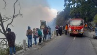 Pertugas gabungan terus melakukan upaya pemadaman api yang membakar hutan di kawasan Gunung Bromo.