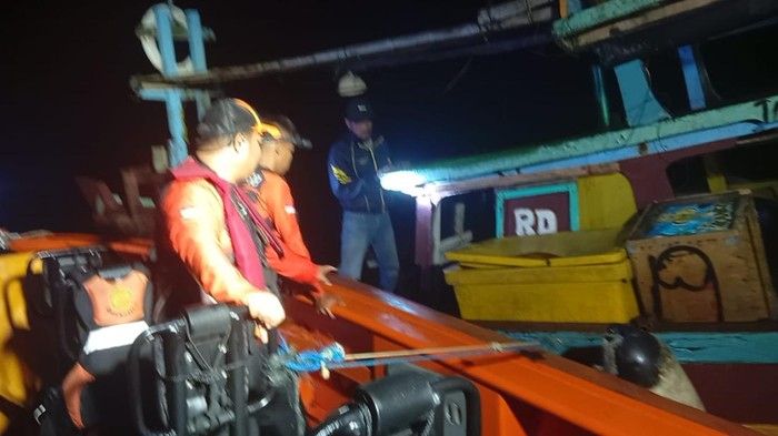 Tim SAR saat mengevakuasi nelayan yang terombang-ambing di Perairan Krakatau