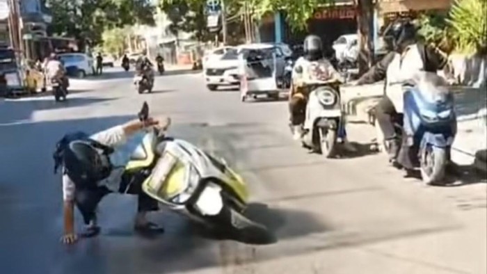 Tumpahan oli di Jalan Sunu, Makassar, menyebabkan beberapa pengendara motor terjatuh.