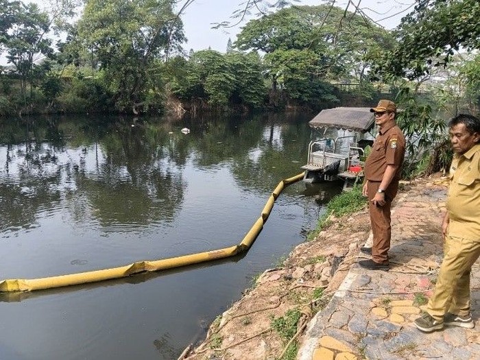 Video air Kali Bekasi berwarna hitam mirip oli bekas viral di media sosial (medsos). Kualitas air tersebut menurun karena ada dugaan pencemaran. (dok Pemkot Bekasi)