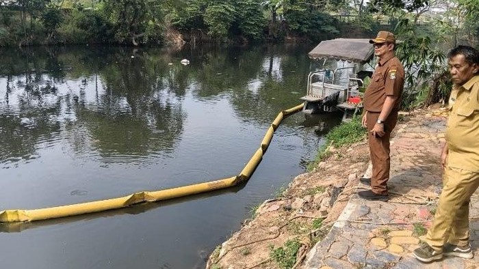 Video air Kali Bekasi berwarna hitam mirip oli bekas viral di media sosial (medsos). Kualitas air tersebut menurun karena ada dugaan pencemaran. (dok Pemkot Bekasi)