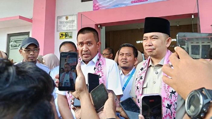Wakil Ketua Ombudsman Republik Indonesia, Rahmadi Indra Tektona bersama Bupati Jember Gus Fawait