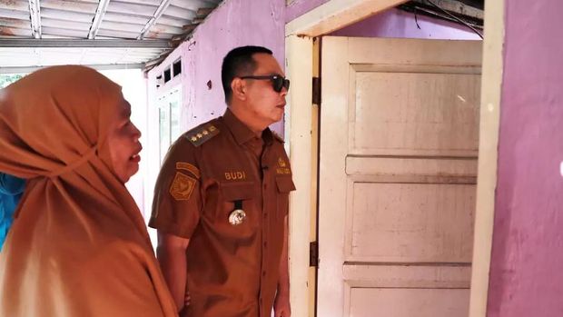 Wali Kota Serang Budi Rustandi mengunjungi rumah yang ambruk karena angin.