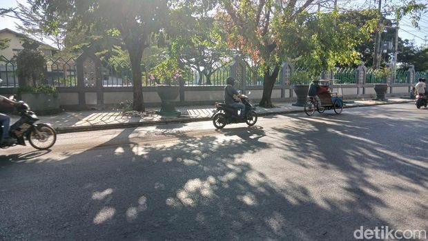 Warga menutup tumpahan oli di Jalan Sunu Makasar menggunakan pasir. Warga menutup tumpahan oli di Jalan Sunu Makasar menggunakan pasir agar jalanan tidak licin.