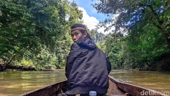 Warga Punan yang menjadi juru batu (awak kapal) saat melintasi Sungai Sajau.