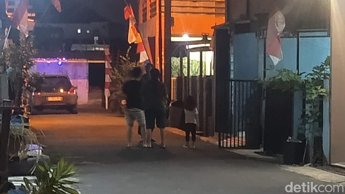 Warga Tasikmalaya keluar rumah usai diguncang gempa, Rabu (5/7/2026) malam.