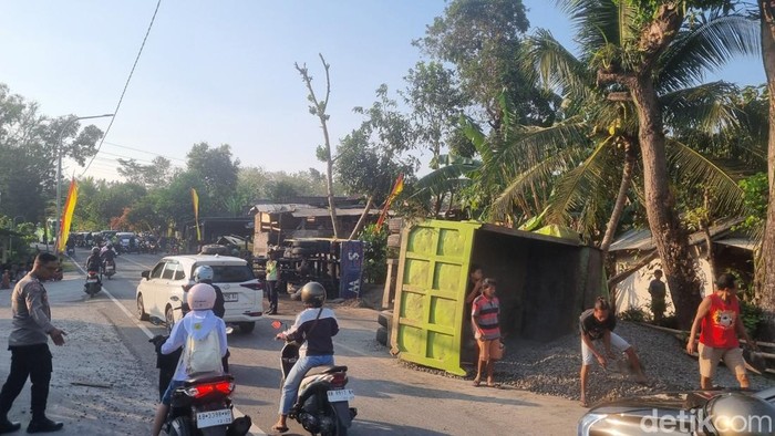 Dua unit truk yang terguling usai bertabrakan di Jalan Jogja-Wonosari, tepatnya di depan Masjid Baitul Iman, Bunder, Patuk, Gunungkidul, Kamis (6/8/2026).