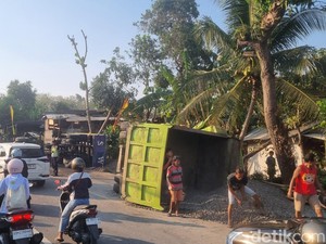 Tabrakan Bikin 2 Truk Terguling di Patuk Gunungkidul Dipicu Rem Blong