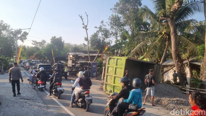 Dua unit truk yang terguling usai bertabrakan di Jalan Jogja-Wonosari, tepatnya di depan Masjid Baitul Iman, Bunder, Patuk, Gunungkidul, Kamis (6/8/2026).
