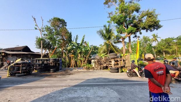 Dua unit truk yang terguling usai bertabrakan di Jalan Jogja-Wonosari, tepatnya di depan Masjid Baitul Iman, Bunder, Patuk, Gunungkidul, Kamis (6/8/2026).