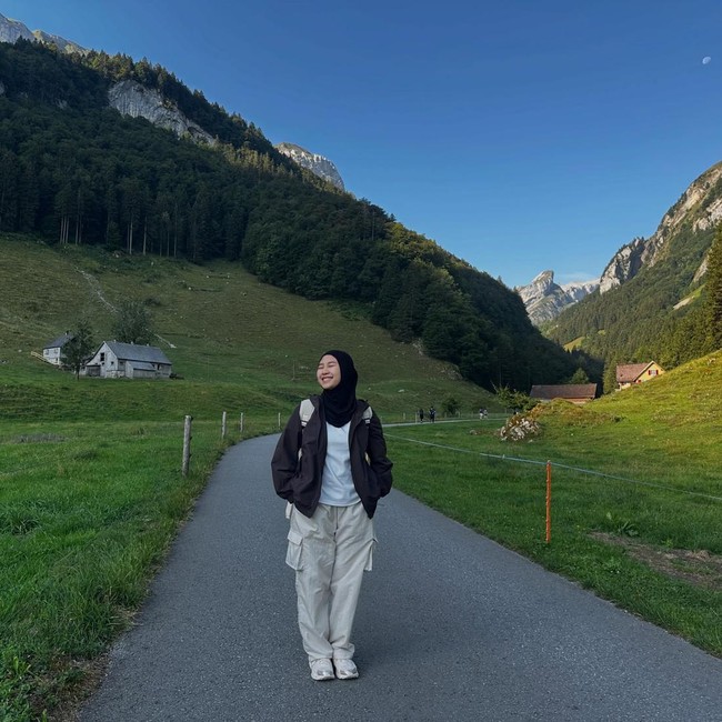 Serunya Anggi Rantika Istri Oki Rengga Hiking di Pegunungan Alpstein Swiss