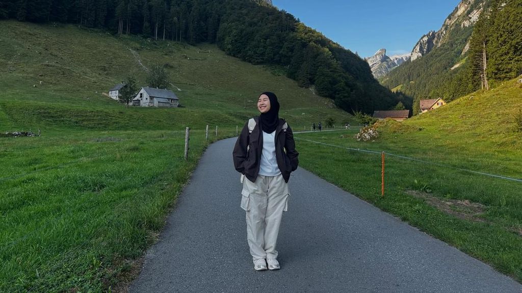 Serunya Anggi Rantika Istri Oki Rengga Hiking di Pegunungan Alpstein Swiss