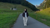 Serunya Anggi Rantika Istri Oki Rengga Hiking di Pegunungan Alpstein Swiss