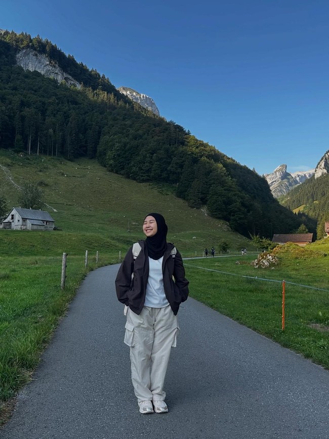 Serunya Anggi Rantika Istri Oki Rengga Hiking di Pegunungan Alpstein Swiss