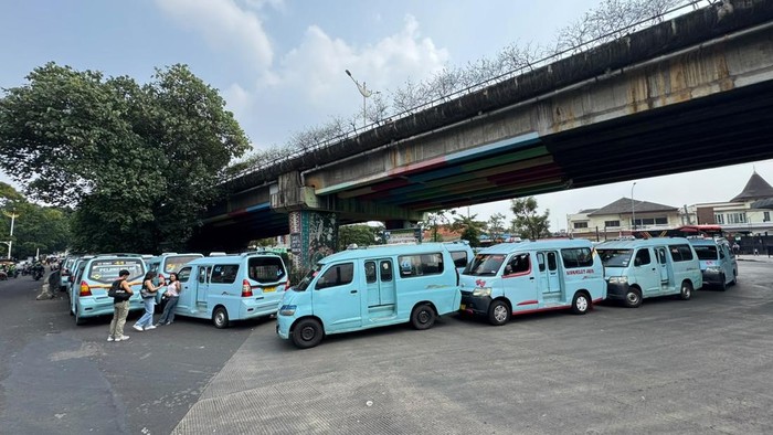 Angkot M44 ditinggal sopir berdemo di dekat Stasiun Tebet (Foto: Adhfar Aulia Syuhada/detikcom)