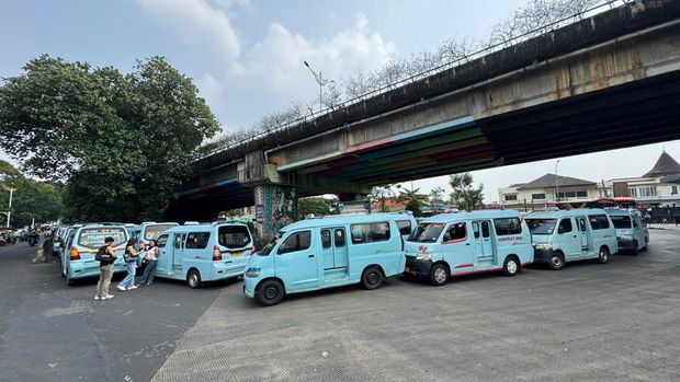 Angkot kosong ditinggal oleh sopirnya yang sedang berdemo di Balai Kota, Kamis (6/8/2026).