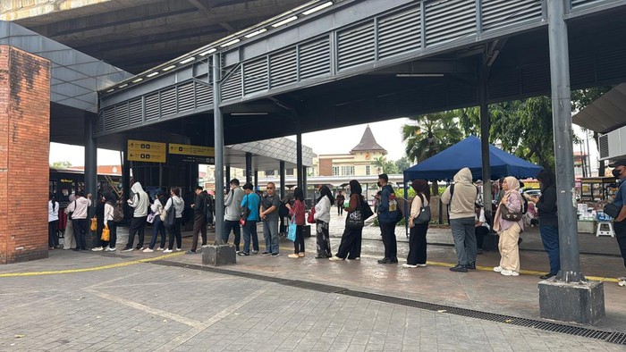 Antrean Jaklingko di Stasiun Tebet jadi lebih panjang gegara sopir angkot M44 mogok narik