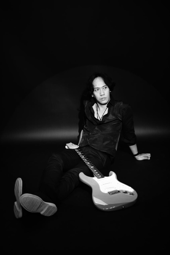 Gitaris Arden Wiebowo meluncurkan single solo Sayap Kecil dan memproduseri penyanyi muda Malika Sesario. Temukan perjalanan musiknya yang inspiratif!