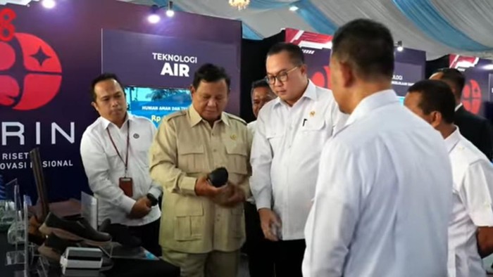 Kepala BRIN Arif Satria dan Presiden Prabowo Subianto saat melihat sepatu yang dibuat BRIN.