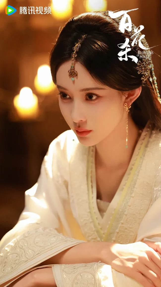 Nama Meng Ziyi semakin dikenal secara internasional berkat penampilannya di berbagai -C-Drama populer seperti The Princesss Gambit, Tigers Sniff the Rose dan terbaru Blossoms of Power. Dalam beberapa tahun terakhir, jumlah penggemarnya terus bertambah seiring meningkatnya popularitas drama China di platform streaming global. Foto: Dok. Instagram, Weibo