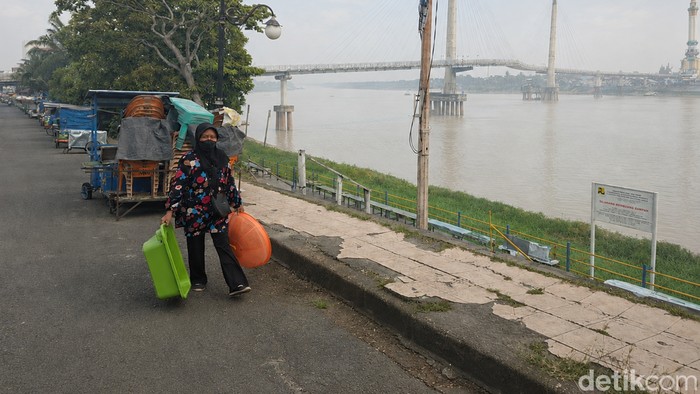 Asap akibat karhutla mulai muncul di Jambi dan ganggu aktivitas warga.