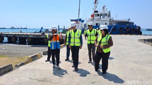 Asisten Deputi Konektivitas Maritim dan Udara Kementerian Koordinator Bidang Infrastruktur dan Pembangunan Kewilayahan, Balkis Kusumawati bersama rombongan meninjau Pelabuhan Celukan Bawang, Kamis (6/8/2026).