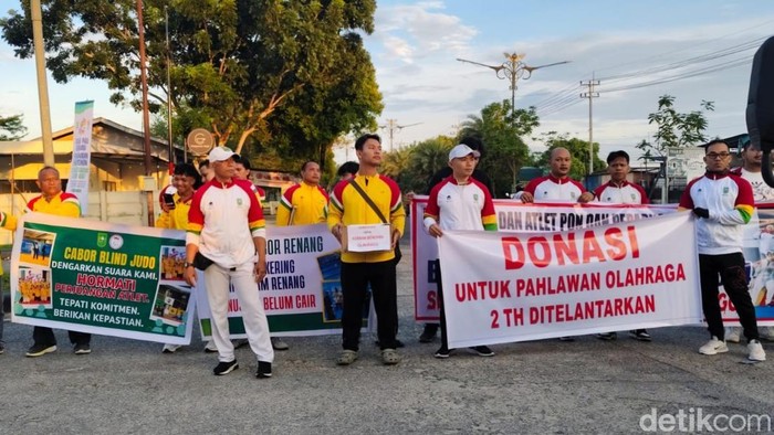 Atlet dan pelatih saat unjuk rasa di Stadion Utama Riau.