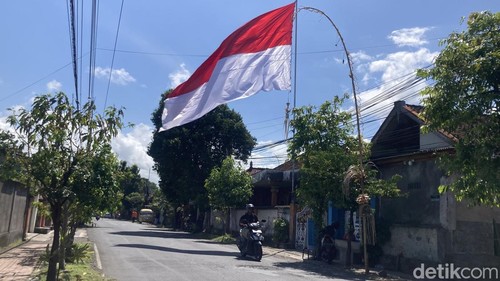 Bendera merah putih berukuran 5x7,5 meter yang dikibarkan warga Desa Tojan, Kecamatan Klungkung, Klungkung, Bali, dalam menyambut HUT RI ke-81, Kamis (6/8/2026). (Fatih Kudus Jaelani/detikBali).