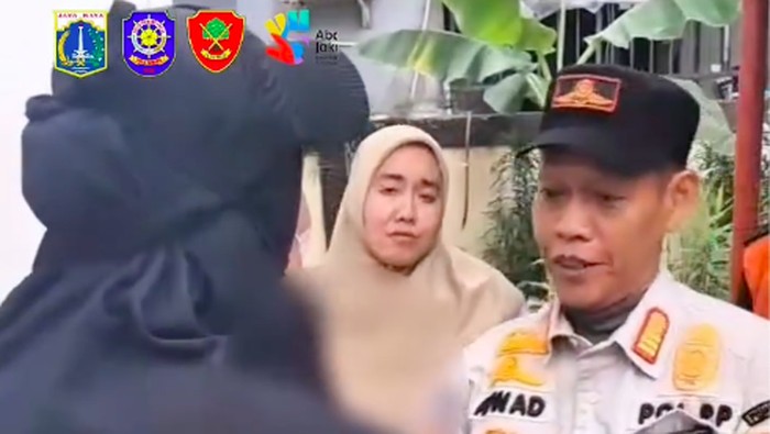 Bocah penyandang disabilitas di Jakbar dilaporkan hilang hingga ditemukan tertidur di kandang anjing. Momen pertemuan dengan keluarga berlangsung haru.  (dok Satpol PP)