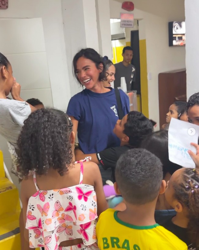 Dalam video, Bruna dikejutkan dengan anak-anak komunitas di Brasil yang bergegas menghampiri dan memeluknya untuk mengucapkan selamat ulang tahun. Foto: Instagram @shawnmendes