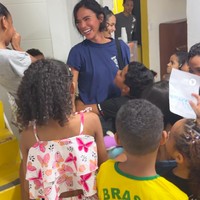 Dalam video, Bruna dikejutkan dengan anak-anak komunitas di Brasil yang bergegas menghampiri dan memeluknya untuk mengucapkan selamat ulang tahun. Foto: Instagram @shawnmendes