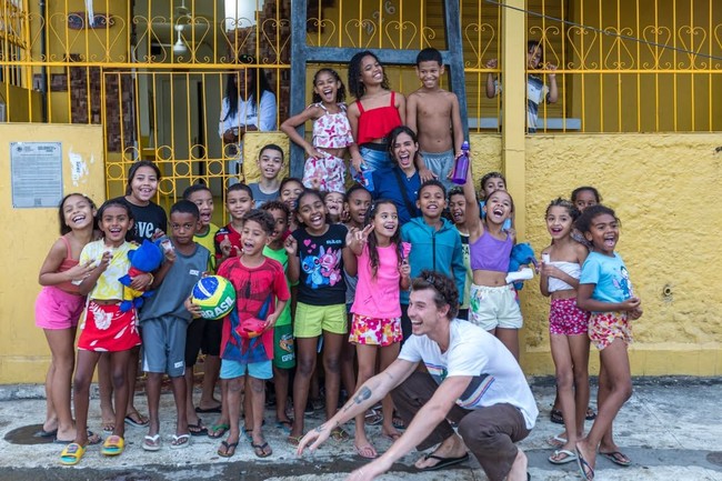 Shawn sendiri tampak menikmati waktunya saat mengunjungi anak-anak komunitas Casa Amarela tepat saat Bruna berulang tahun. Foto: Instagram @casaamarelaprovidencia