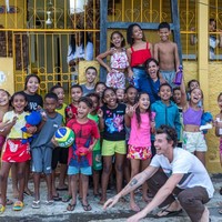 Shawn sendiri tampak menikmati waktunya saat mengunjungi anak-anak komunitas Casa Amarela tepat saat Bruna berulang tahun. Foto: Instagram @casaamarelaprovidencia