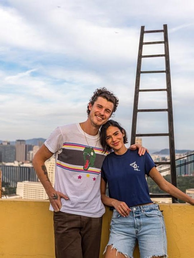 9 Potret Sosok Pacar Shawn Mendes yang Akhirnya Go Public, Eks Pacar Neymar